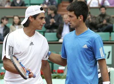 Lapentti y Djokovic se saludan al final del partido.