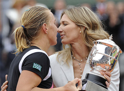 Kuznetsova recibe el trofeo de ganadora de manos de Steffi Graf.