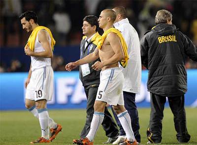 Cannavaro se retira del campo tras caer eliminados en la Copa Confederaciones ante Brasil.