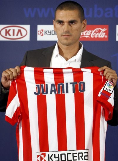 El defensa posa con la camiseta del Atlético de Madrid