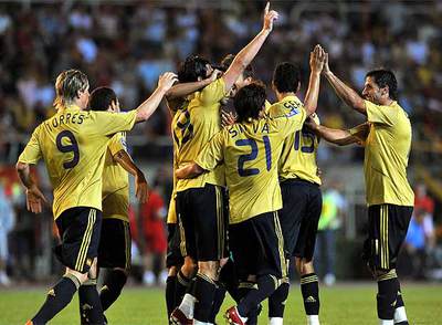 Los jugadores celebran el tercer tanto contra Macedonia