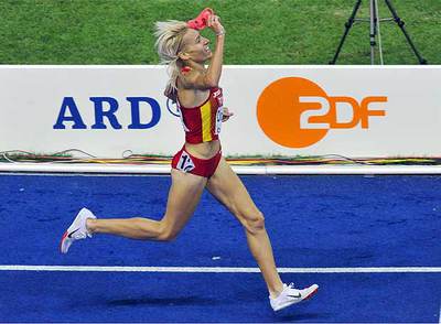 Marta Domínguez, a su llegada a la meta en el Mundial de Berlín.