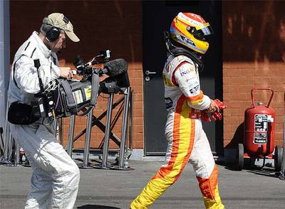El piloto español camina hacia el  box  tras el abandono de ayer