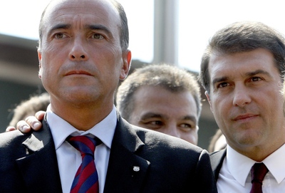 El presidente del Barça, Joan Laporta, a la derecha, junto al vicepresidente del Área Deportiva, Rafael Yuste, uno de los cuatro directivos del club investigados.