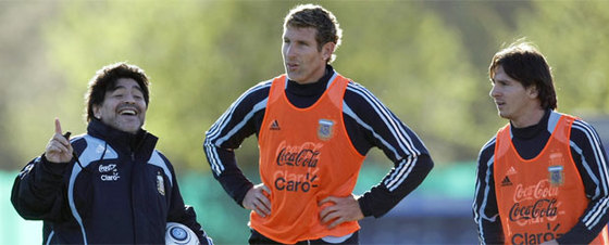 Maradona, junto a Palermo y Messi, durante el entrenamiento de la selección en Buenos Aires