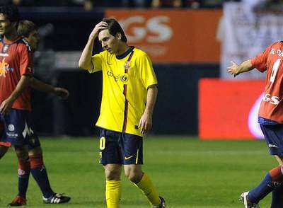 Messi se lamenta durante el partido.