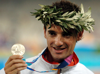 El marchador, con la medalla de plata que consiguió en Atenas 2004