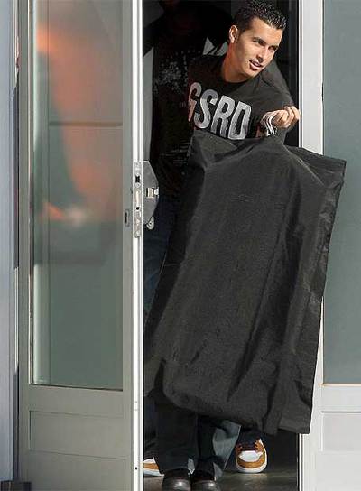 Pedro abandona las instalaciones de la ciudad deportiva de Sant Joan Despí.