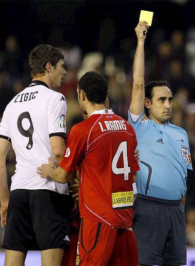 Iturralde muestra tarjeta amarilla a Zigic.