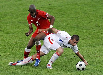 Fernandes Gelson ( i) , de Suiza, disputa el balón a Vaclav Sverkos, durante el partido inaugural de la Eurocopa 2008 de fútbol, Suiza 0- República Checa 1, disputado en el estadio Sy Jakob de Basilea ( Suiza) .