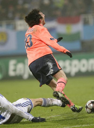 Messi, en le momento de sufrir la entrada de Almeida que le ha provocado la lesión.