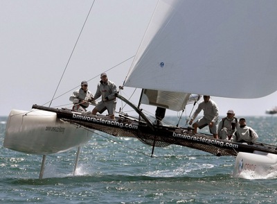 Entrenamiento del BMW Oracle en multicascos.