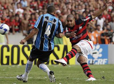 Adriano dispara a portería ante la oposición de un rival del Gremio en la última jornada del campeonato.
