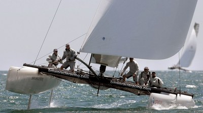 El BMW-Oracle, durante un entrenamiento en un multicascos Extreme 40.