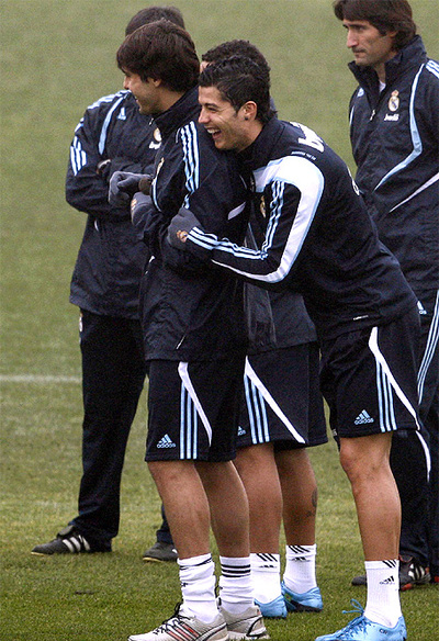 El brasileño bromea con Cristiano Ronaldo durante el entrenamiento