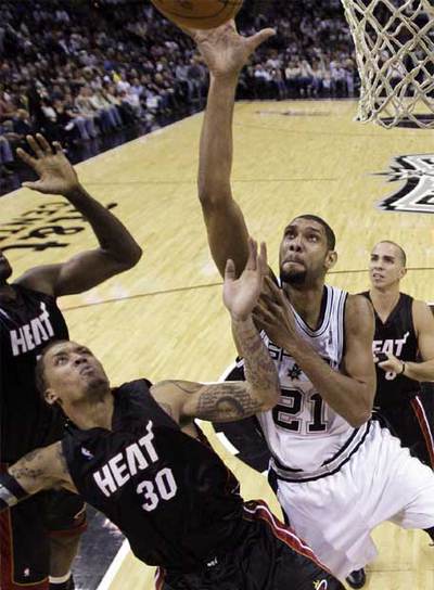 Tim Duncan entra a canasta.