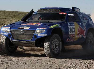 Carlos Sainz conduce su Volskwagen Touareg.