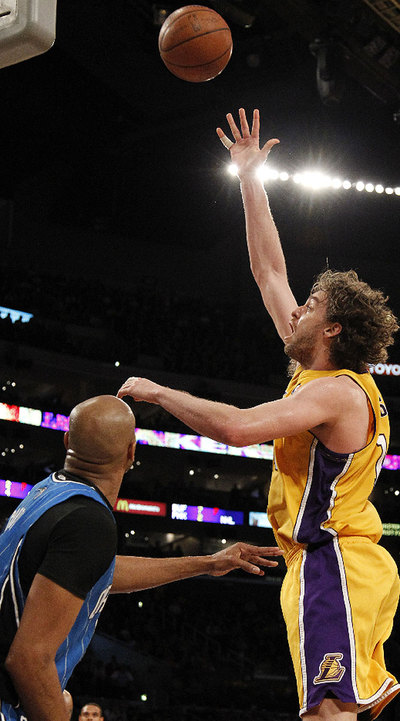 Pau Gasol lanza ante Vince Carter.