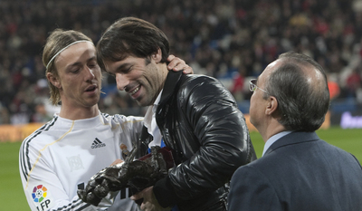 El holandés, con Guti y Florentino Pérez en el césped del Bernabéu