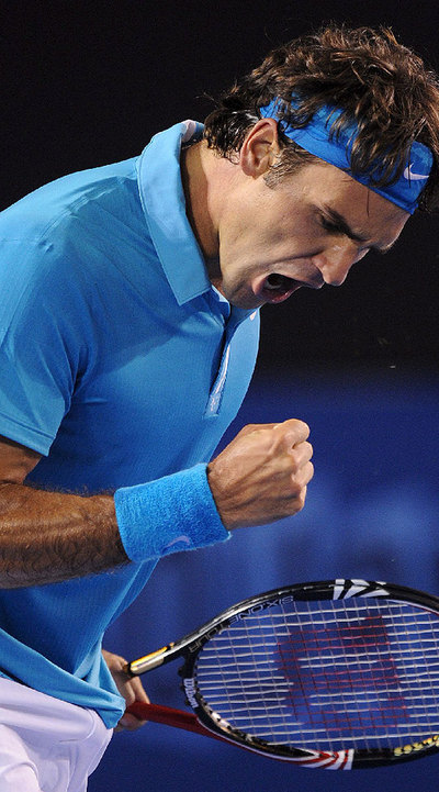 Roger Federer festeja el triunfo sobre Hewitt.