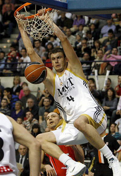 El ala-pívot del Real Madrid, protagonista del encuentro, machaca ante la oposición de Pedro Robles