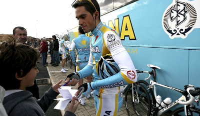 Contador firma autógrafos esta mañana en Faro antes de la salida