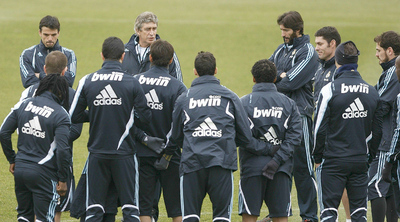Pellegrini con sus jugadores en un entrenamiento.