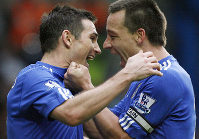Lampard y Terry celebran uno de los siete goles ante el Aston Villa