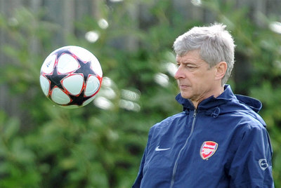 El técnico del Arsenal, Arsène Wenger, en un momento del entrenamiento, esta mañana, de su equipo, que se enfrenta mañana en su campo al Barcelona en el partido de ida de los cuartos de final de Liga de Campeones.