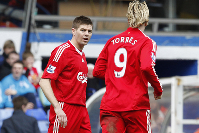 Torres abandona el terreno de juego y pasa por delante de Gerrard