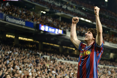 Messi festeja el primer gol del Barça en el Bernabéu.