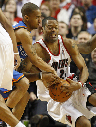 Eric Maynor (Oklahoma) y Marcus Camby (Portland) luchan por un balón en el enfrentamiento de esta noche.