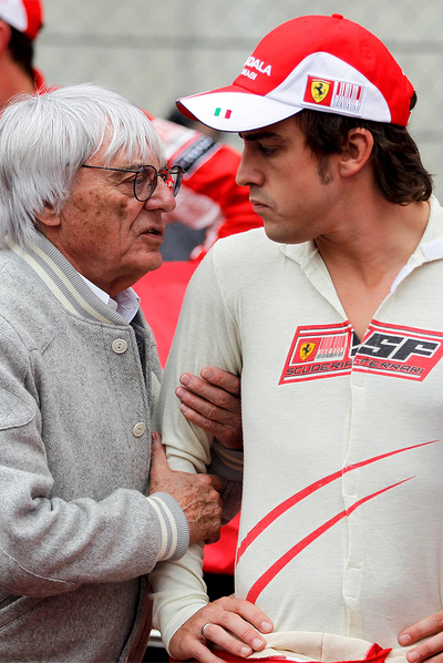 Fernando Alonso, junto a Bernie Ecclestone en el circuito de Shanghai.