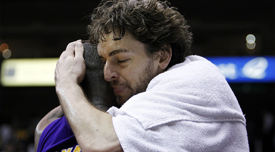 Pau Gasol abraza a su compañero de equipo, Kobe Bryant