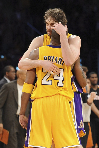Kobe Bryant celebra con Pau Gasol la victoria ante los Suns de Phoenix.
