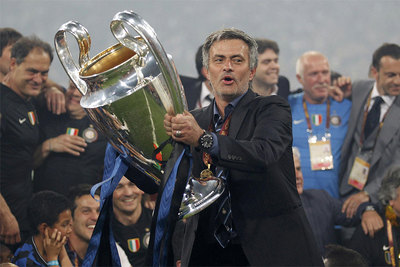José Mourinho posa con el trofeo que acredita al Inter como campeón de la 'Champions'.
