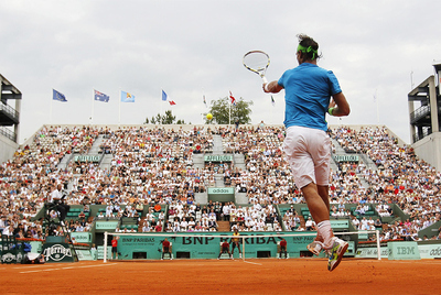Nadal, durante el partido contra el invitado Gianni Mina, en su estreno en Roland Garros