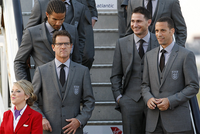 Fabio Capello desciende del avión secundado por James, Lampard y Ferdinand.