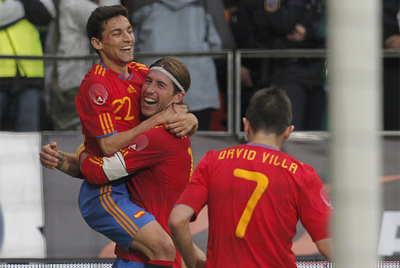 Los jugadores de la selección española abrazan a Navas tras conseguir el gol de la victoria ante Corea del Sur.