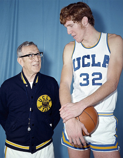 El legendario entrenador de UCLA fallece a los 99 años.- En la imagen, junto a Bill Walton