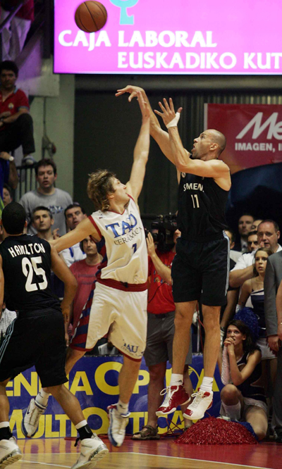 Herreros consigue la canasta que le valió al Madrid la Liga 20042005