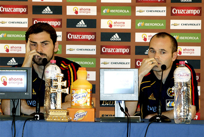 Iker Casillas y Andrés Iniesta, en Murcia.