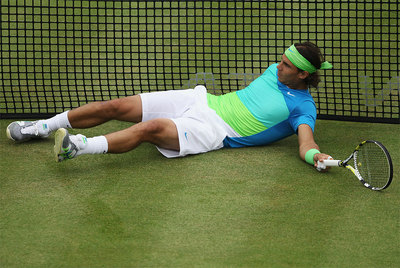 Nadal, tendido sobre el césped de la pista de Queen's.