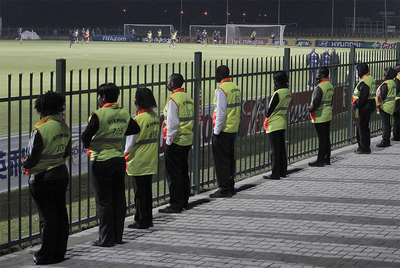 El entrenamiento de la selección española, vigilado por agentes de seguridad.