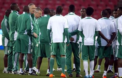 El seleccionador de Nigeria, el sueco Lars Lagerbäck, se dirige a sus jugadores durante un entrenamiento celebrado ayer en Johanesburgo.