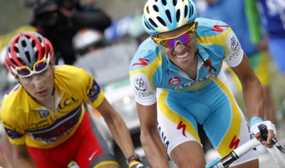 Contador seguido del esloveno Janez Brajkovic en la ascensión del Alpe d?Huez.