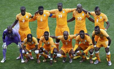 El once de Costa de Marfil forma antes de su partido de debut ante Portugal en Sudáfrica 2010