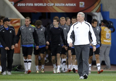 El seleccionador neozelandés, Ricki Herbert, antes de empezar ayer un entrenamiento.