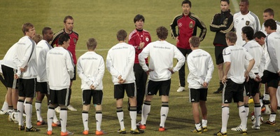 El seleccionador alemán, Joachim Löw, se dirige a sus futbolistas durante un entrenamiento.