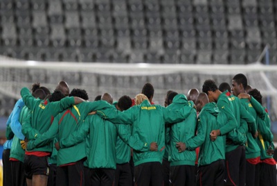 Los jugadores de Camerún abrazados en un entrenamiento en Sudáfrica.